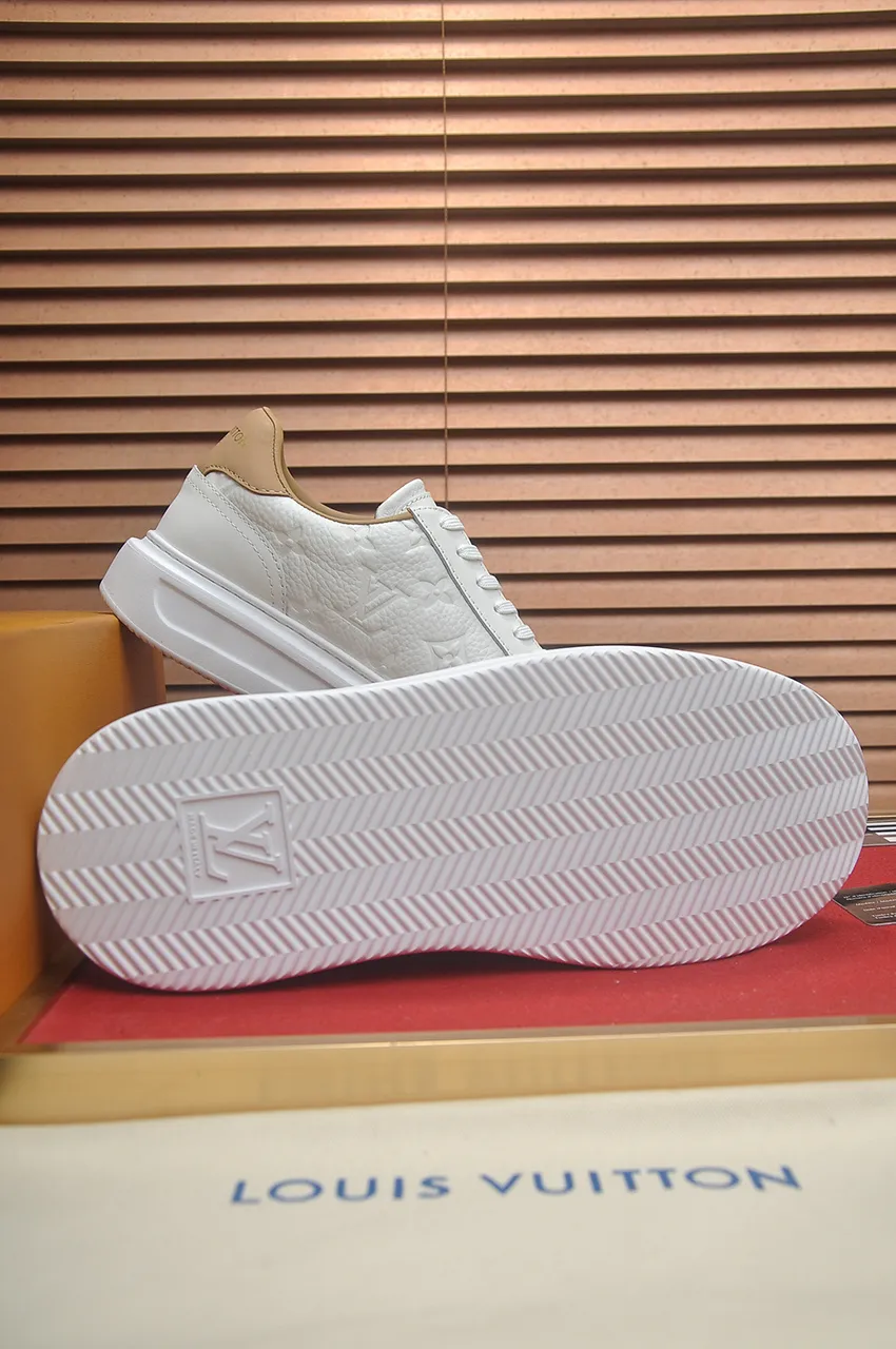 Men's men's shoes 💰640💶Original development, quality shipping, welcome to compare - LV sneaker series sports shoes introduce the loose silhouette of the ready-to-wear series into the spring and summer men's wear shows and make an eye-catching appearance. The cow leather upper is combined with rough fabric laces, and colorful beading highlights the brand's classic elements. LV letters mark the tongue and Monogram floral outsole. Mixed materials Made of top-grain cowhide, thick shoelace design, large Monogram print on the side, mesh lining and cotton feet, the comfort is as extreme as ever, premium heritage, quality first, worth owning! Size: Men’s 38-45 (45 is custom-made and cannot be returned or exchanged)